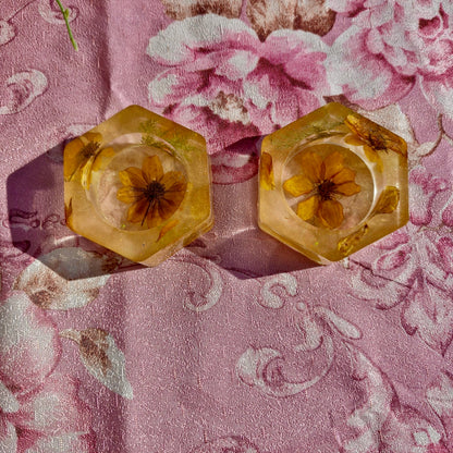 פמוטי משושה בגווני הצהוב