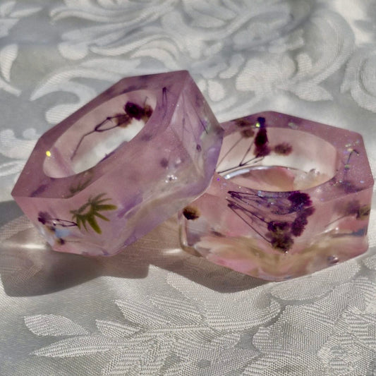 פמוטי משושה בגווני סגול בהיר