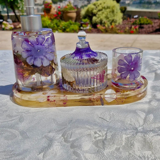 אביב באמבט בעיצוב פרחים סגולים