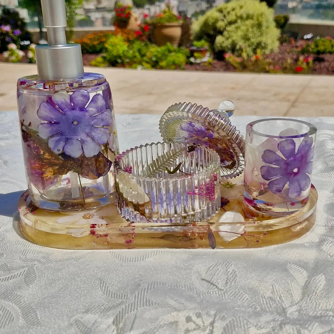 אביב באמבט בעיצוב פרחים סגולים