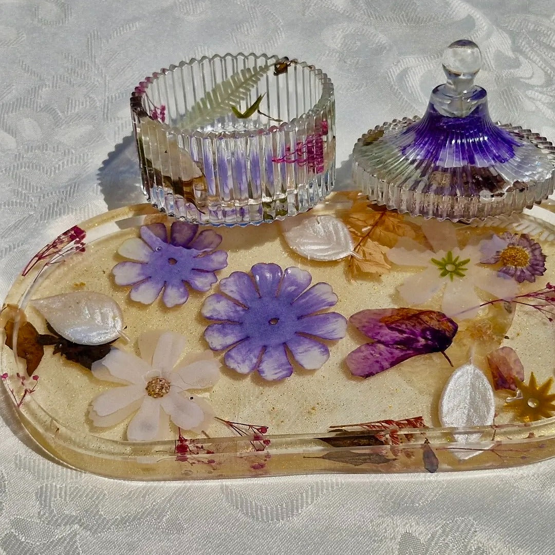 אביב באמבט בעיצוב פרחים סגולים