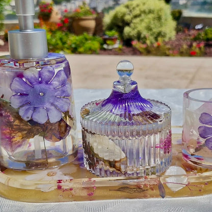 אביב באמבט בעיצוב פרחים סגולים