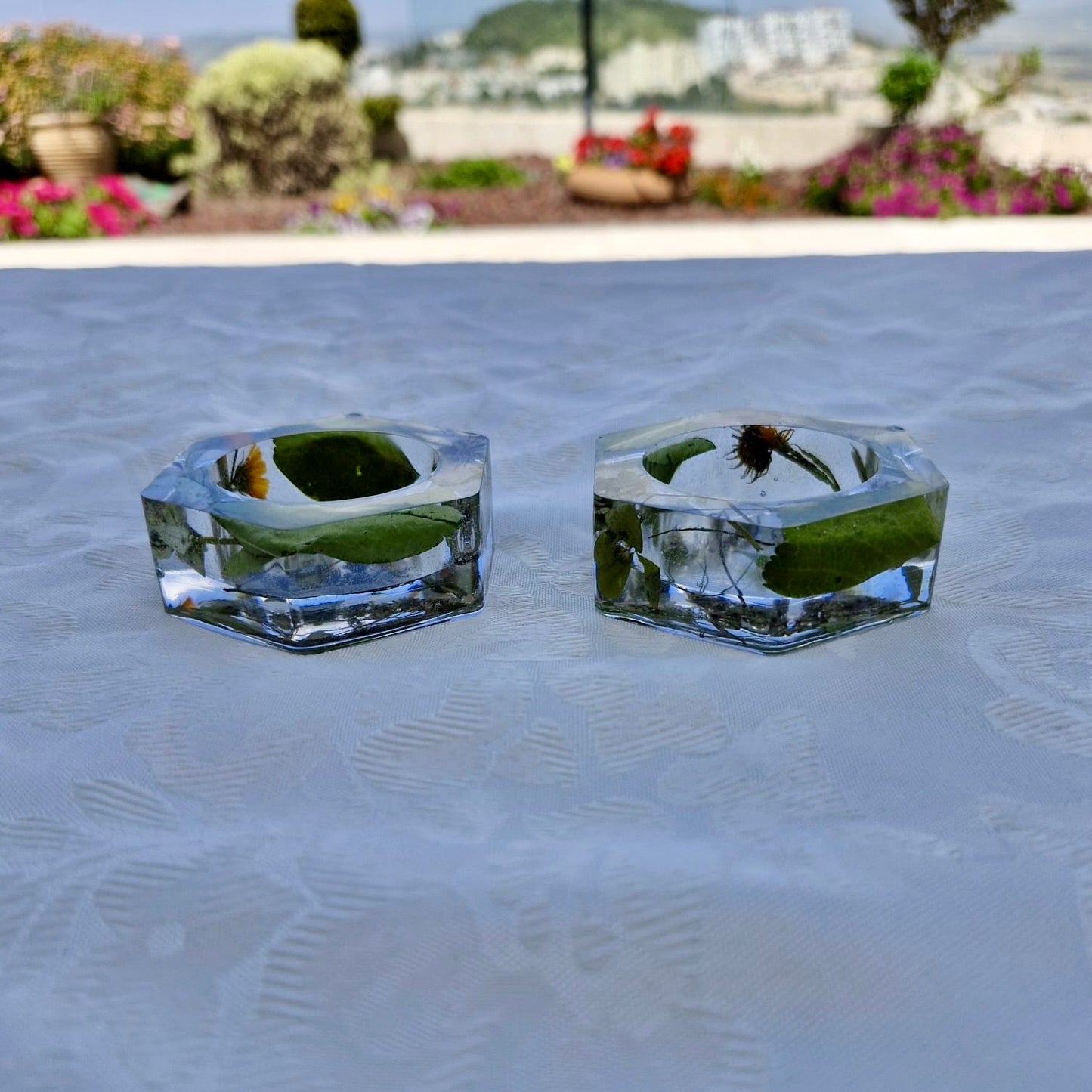 פמוטי משושה בגווני ירוק וסגול