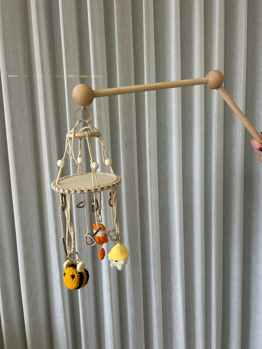 מובייל סרוג בעבודת יד בגווני צהוב