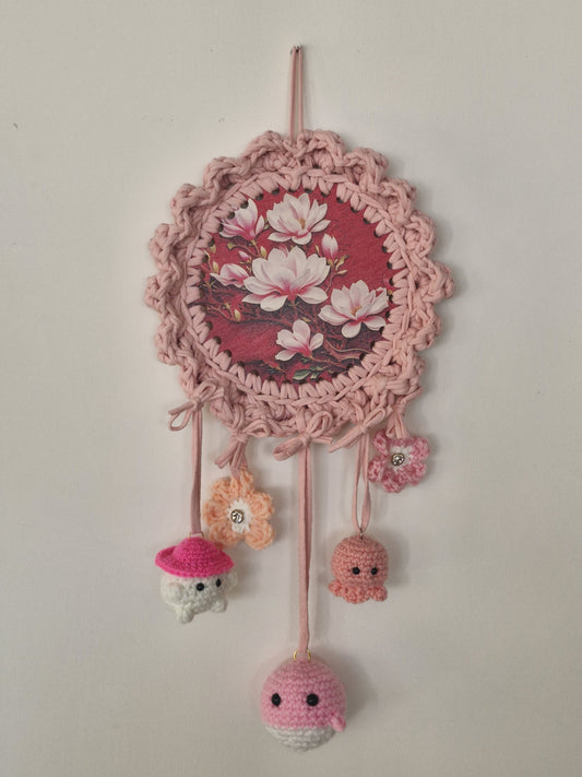 מובייל סרוג בעבודת יד בגווני אדום וורוד