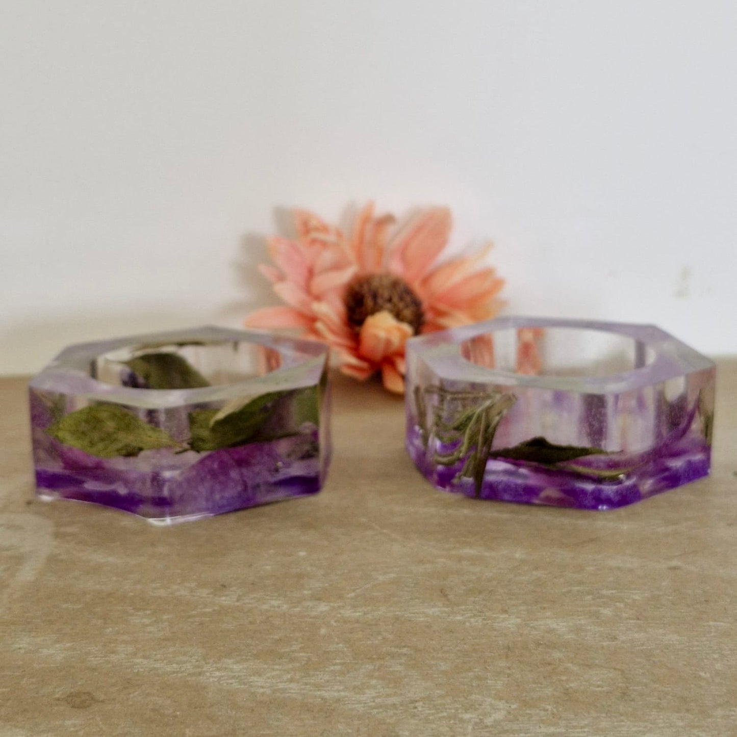 פמוטי משושה בגווני הסגול