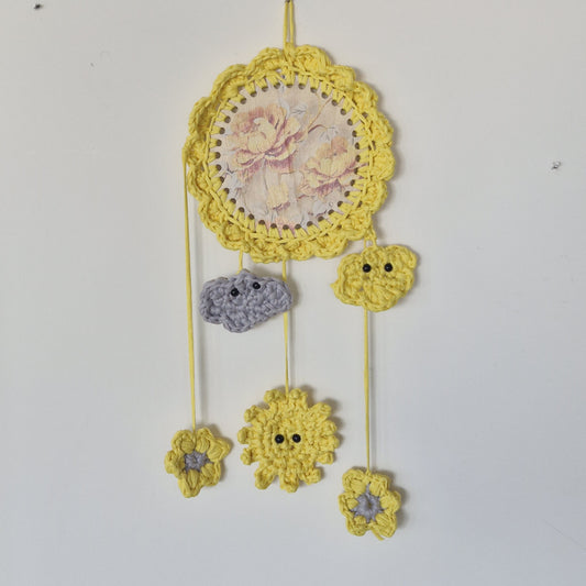 מובייל סרוג בעבודת יד צהוב