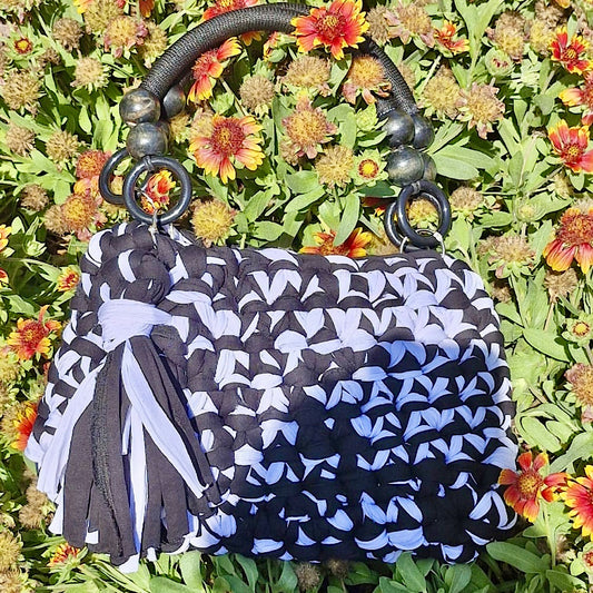 תיק יד שחור לבן