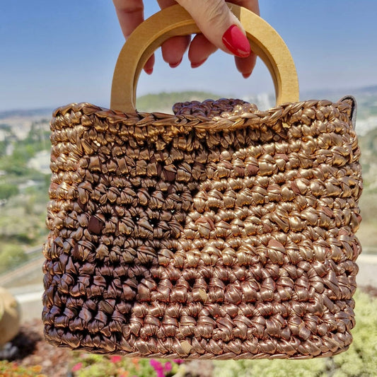 תיק יד חום מבריק