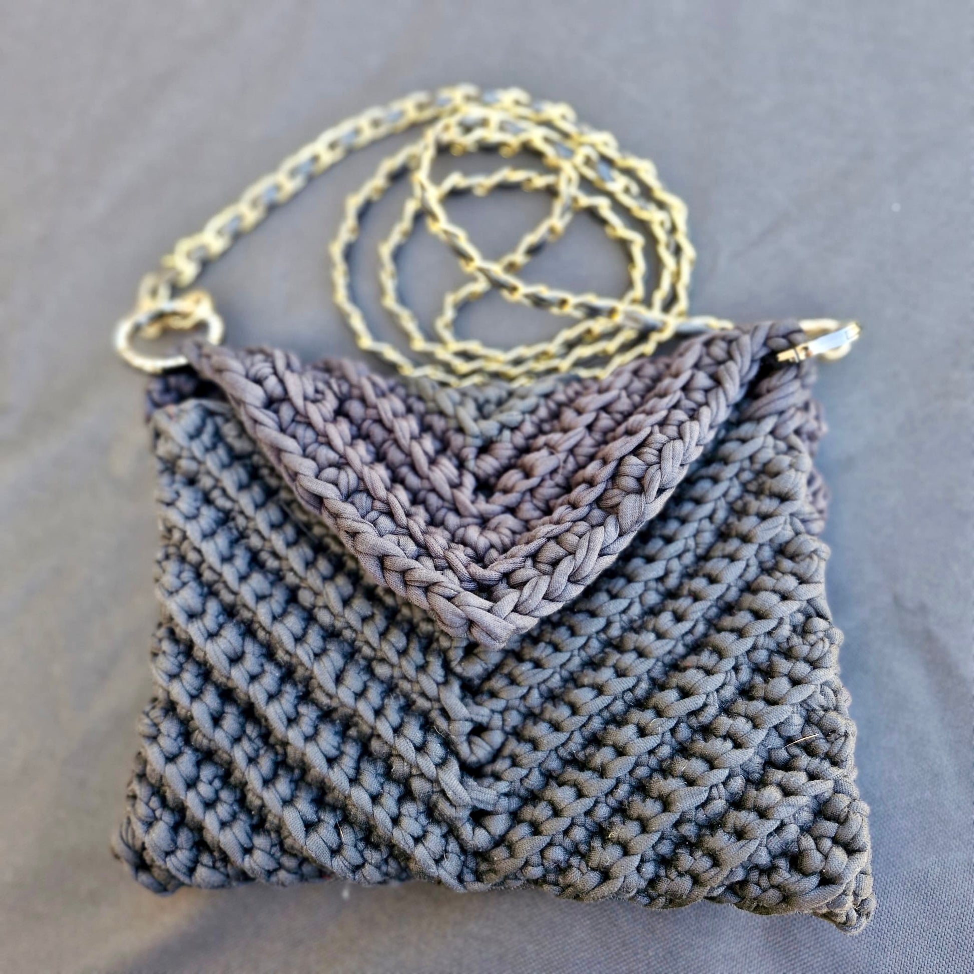 תיק מעטפה שחור סרוג בעבודת יד