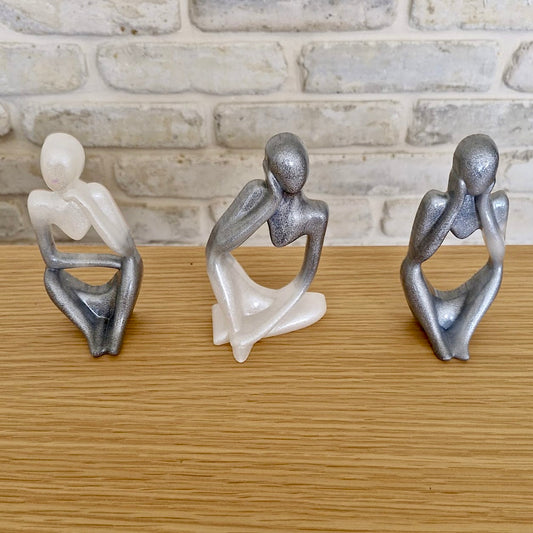 שלישיית פסלונים-אפור לבן