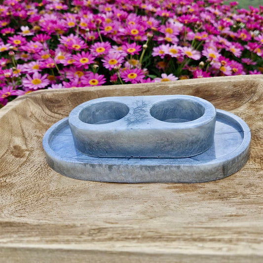 פמוטים על מגש בגווני אפור