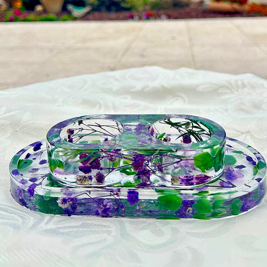 פמוטים על מגש בגוון סגול פרחוני