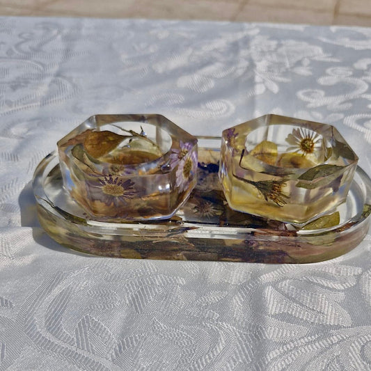 פמוטים על מגש במגוון פרחוני משושה