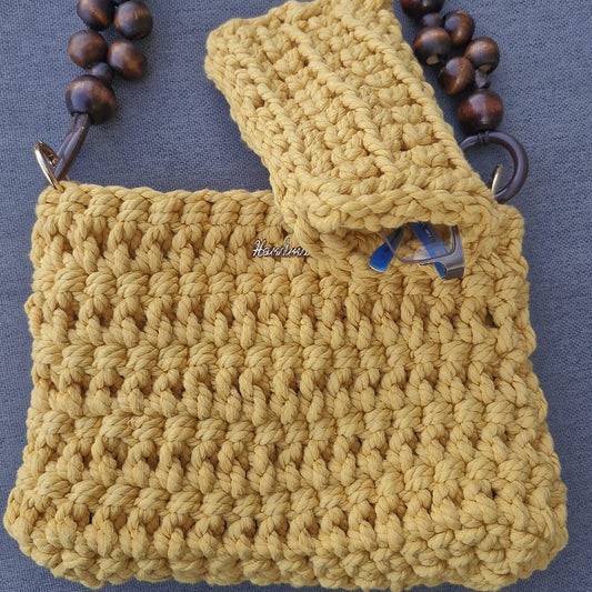 תיק בגוון חרדל