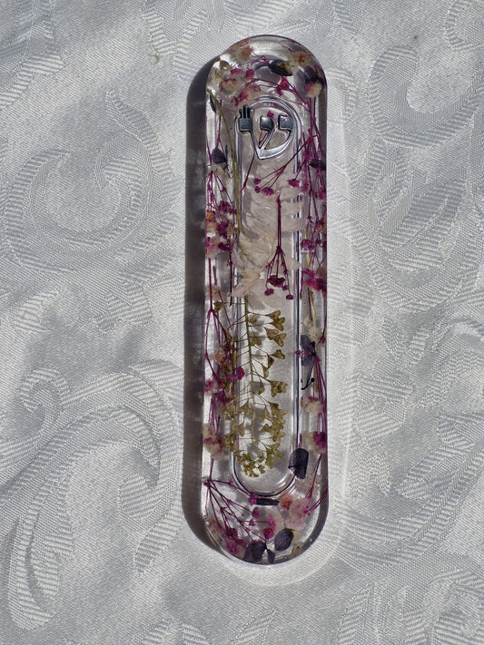 בית מזוזה בגוונים של סגול