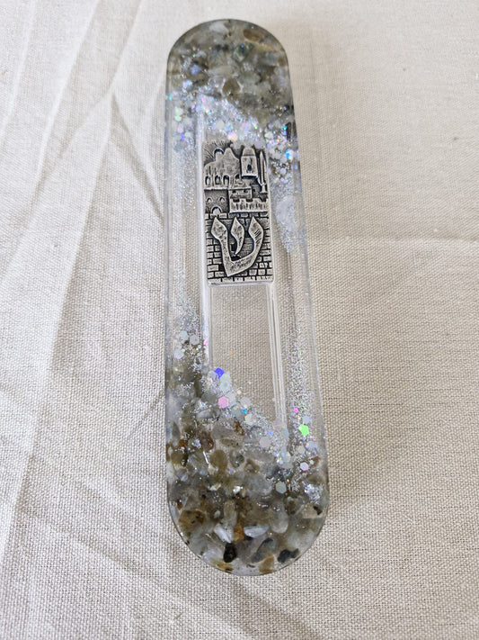 בית מזוזה בגוונים כסופים