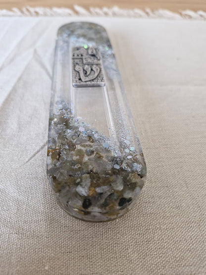 בית מזוזה בגוונים כסופים