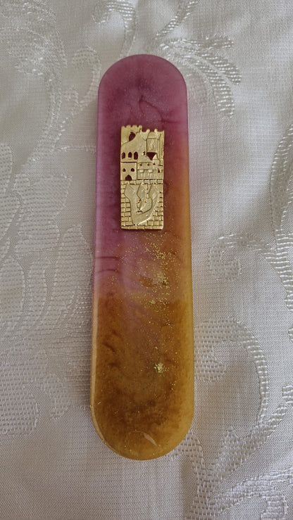 בית מזוזה בגוונים של ורוד וזהב