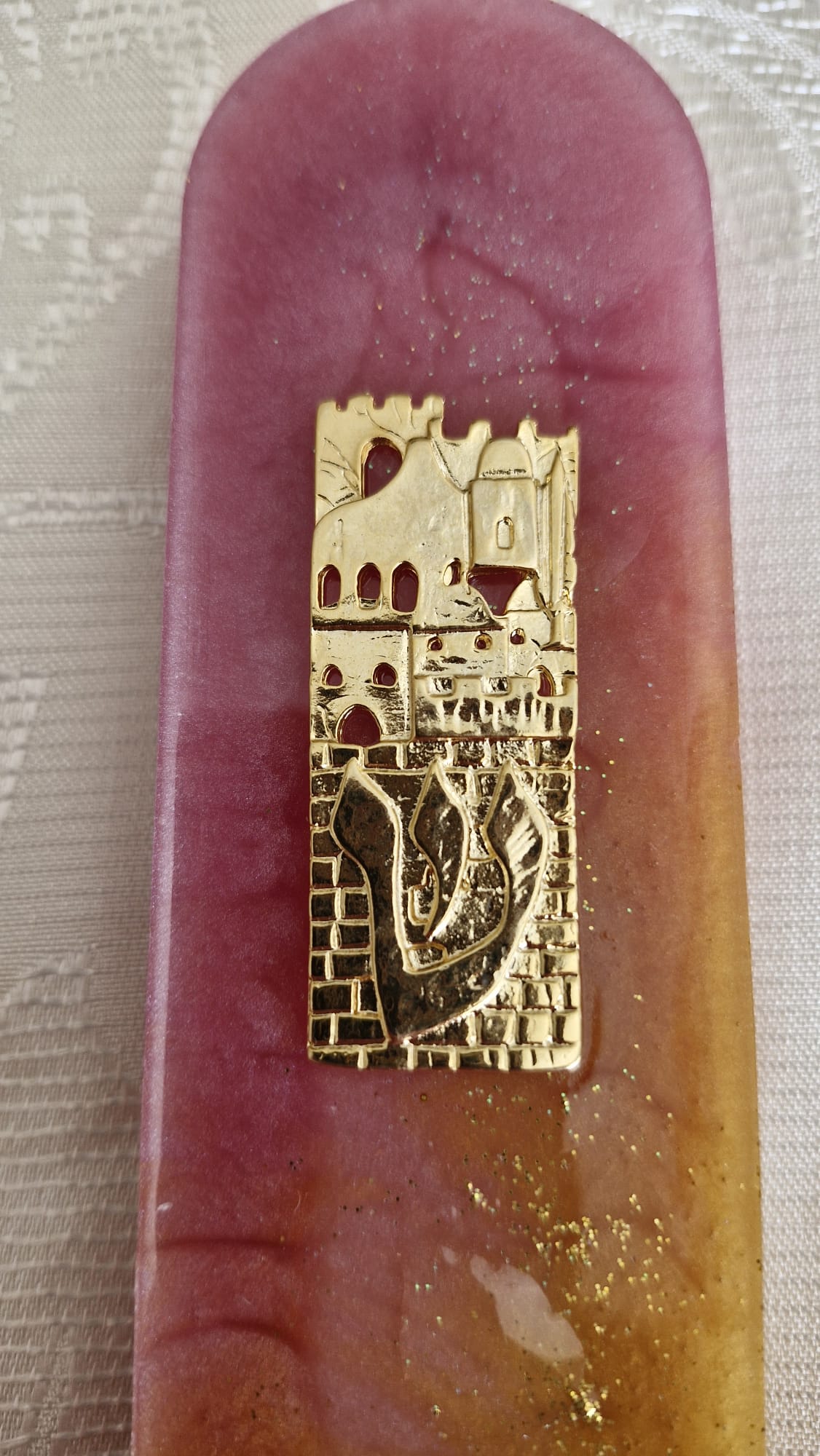 בית מזוזה בגוונים של ורוד וזהב