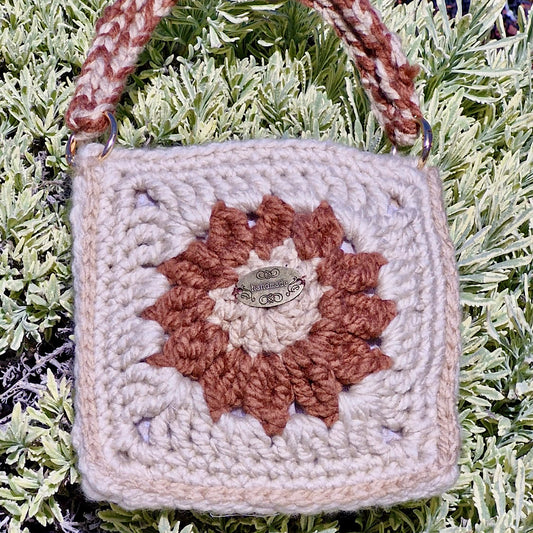 תיק-יד-ריבוע-בז׳