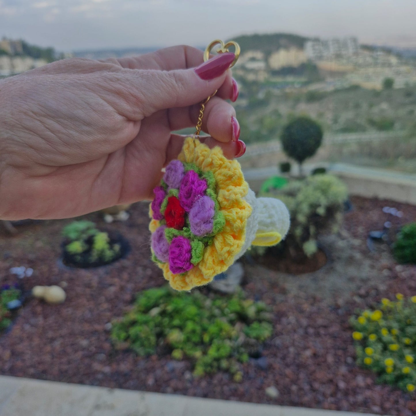 מחזיק מפתחות זר פרחים סרוג ביד – המחשה נוספת של הגודל