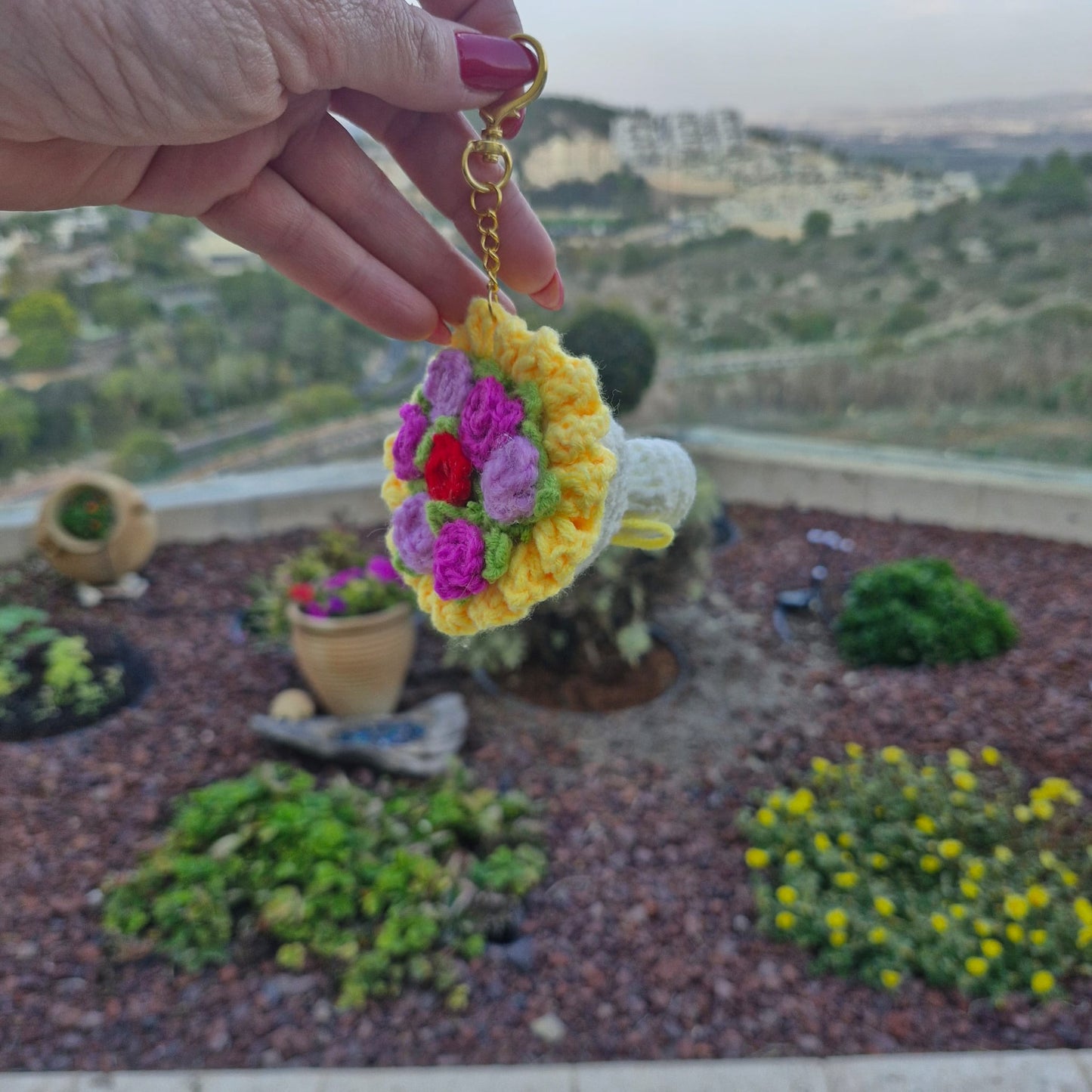 מחזיק מפתחות זר פרחים סרוג ביד – המחשה של הגודל