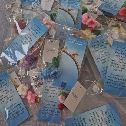 מארזי מחזיקי מפתחות סרוגים וצ'ארמים לתיקים
