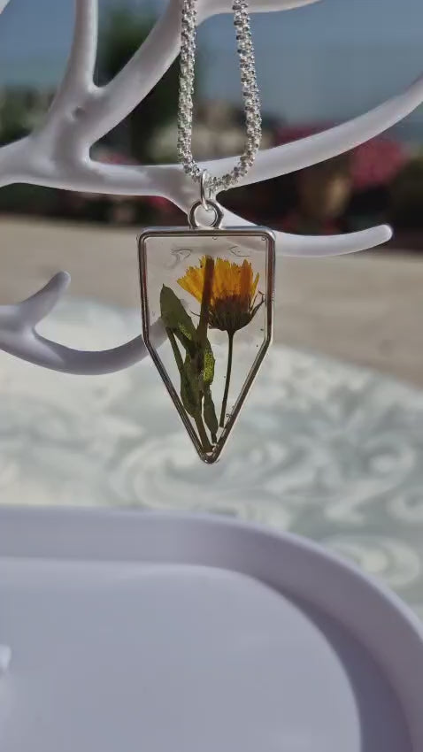 סרטון שרשרת כסופה פרח צהוב